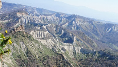 チヴィタ・ディ・バニョレッジョを囲む渓谷