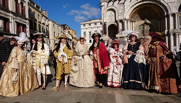 イタリア、ベネチア、サンマルコ広場で見かけたベネチアカーニバル仮装した人