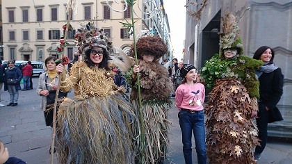 イタリア、フィレンツェのシニョーリア広場で仮装を楽しむ人たち
