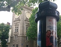 パリ市内の時計台と広告塔