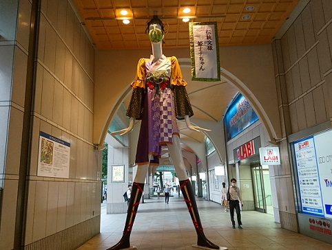 名古屋ナナちゃん人形伝統文様のドレスを着る（正面）