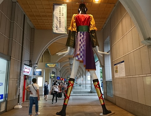 名古屋ナナちゃん人形伝統文様のドレスを着る（後ろ姿）