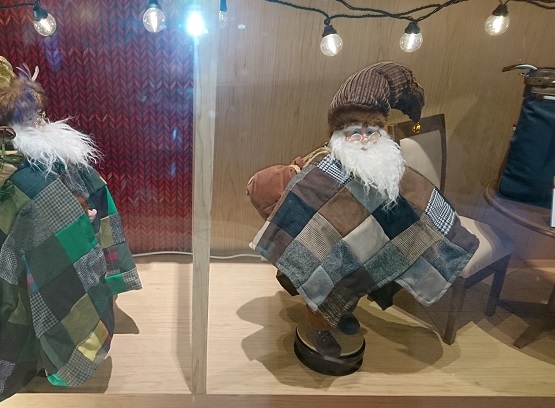 名鉄百貨店のウインドウのクリスマスディスプレイのサンタクロースの衣装をアップ