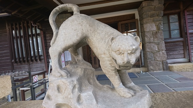 名古屋市指定有形文化財揚輝荘聴松閣の玄関前にある石のトラ