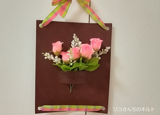 高島屋ゲートタワーモールにあるケーバイケーバイキッチンキッチンで買った合皮タペストリーに花を挿す