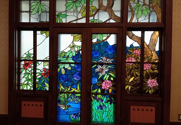 名古屋市東区にある二葉館のステンドグラス（四季の植物）