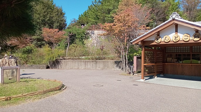 ジブリパークの日本庭園入り口とどんどこ処
