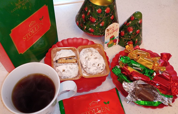 ガトーフェスタハラタのクリスマスシュトレンとカルディのウインデルオルゴールのチョコレート