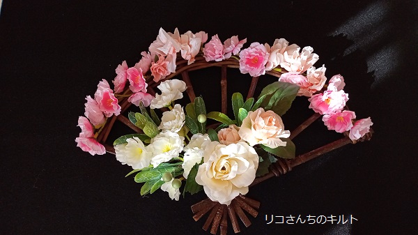 自作の立ち雛のタペストリーと竹製の扇に花をアレンジした飾り