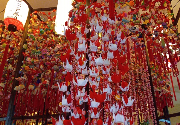 名古屋マリオットアソシアホテル15階ロビーで展示されている雛のつるし飾り