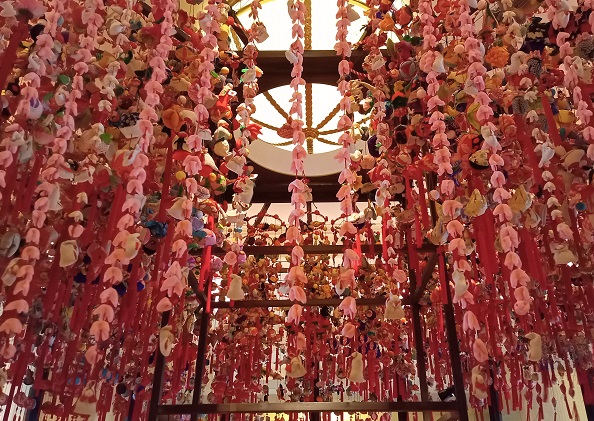 名古屋マリオットアソシアホテル15階ロビーで展示されている雛のつるし飾り