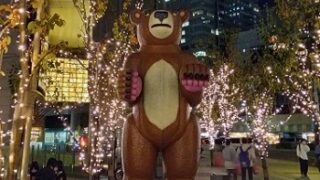 東京駅とオアゾの間にいるクマの置物