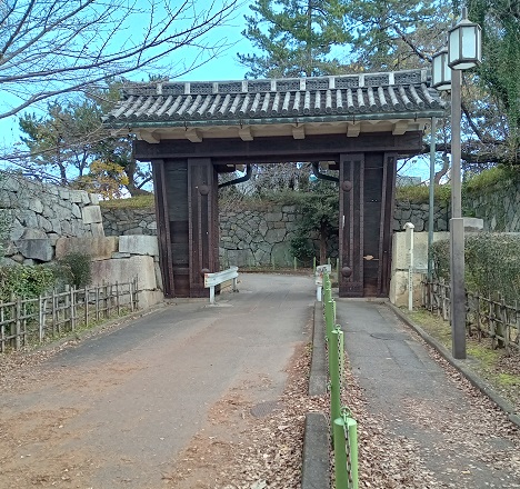 ドルフィンアリーナ（愛知県体育館）前の広場の先にある門