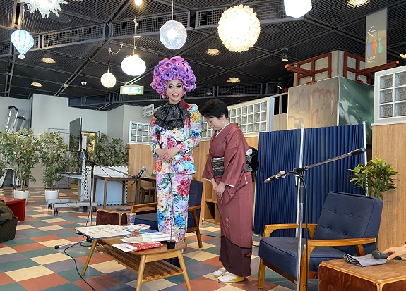 名古屋栄ナディアパーク7階セブンスカフェで開催のトークショー奥山景布子さんとライラ・グレイルさん（2024年2月10日）