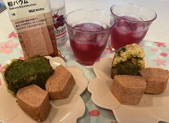 無印良品の桜バウムとコストコの抹茶ローブとシソ100パーセントジュース