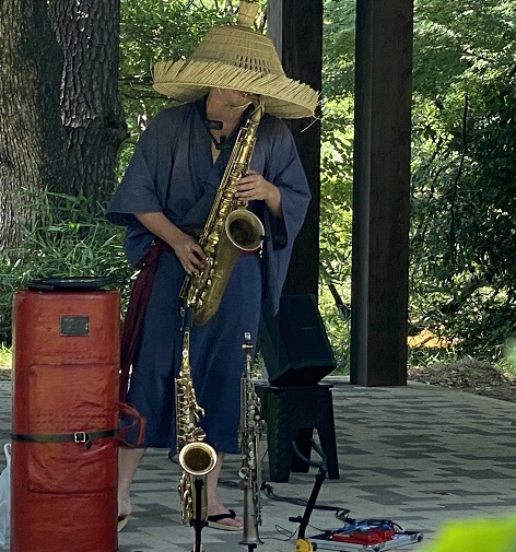 鶴舞公園熊沢山でサックス侍ライブ