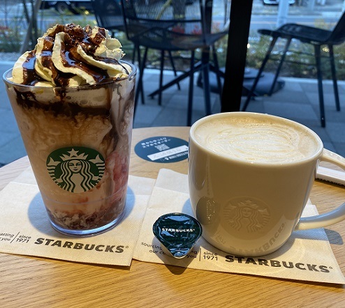 スターバックスのフラペチーノメリーベリーストロベリーミルクとカフェラテ