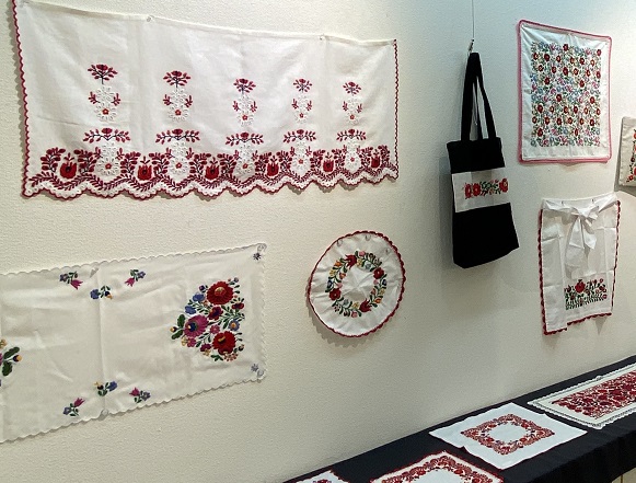 チカシンギャラリーで開催のハンガリー刺繡サークル作品展(2025年7月20日撮影)