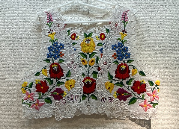 チカシンギャラリーで開催のハンガリー刺繡サークル作品展(2025年7月20日撮影)