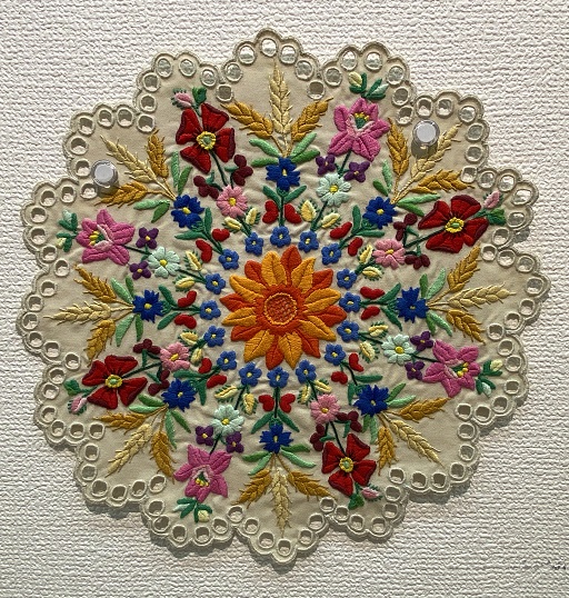 チカシンギャラリーで開催のハンガリー刺繡サークル作品展(2025年7月20日撮影)