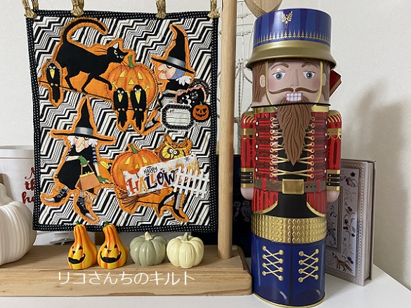 自作のパッチワークキルト(ハロウイン)とコストコの商品のチョコ缶