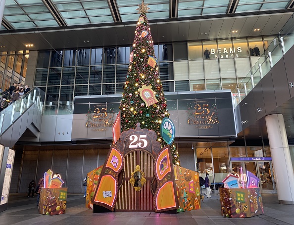 JRゲートタワーの巨大クリスマスツリー