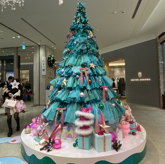 タカシマヤゲートタワーモール2階のクリスマスツリー