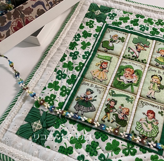 自作のパッチワークキルトにリボンを足す