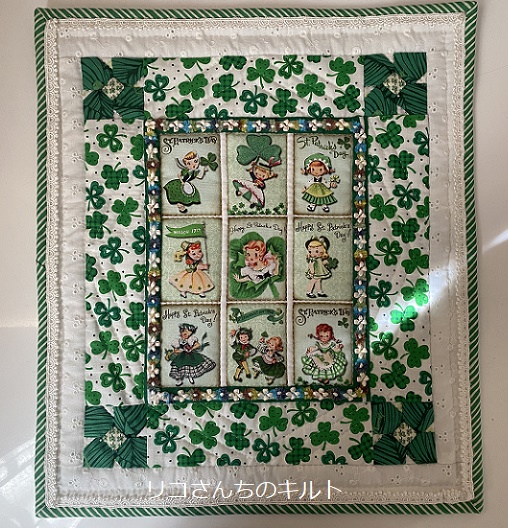 自作のパッチワークキルトにリボンを足す