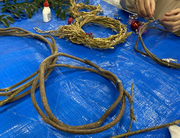金城学院大学(名古屋市守山区)キャンパス内で開催のイベント(クリスマスリースと正月飾り作り)2025年12月13日