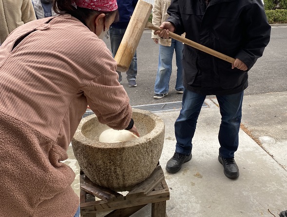 金城学院大学(名古屋市守山区)キャンパス内で開催のイベント(クリスマスリースと正月飾り作り)2025年12月13日