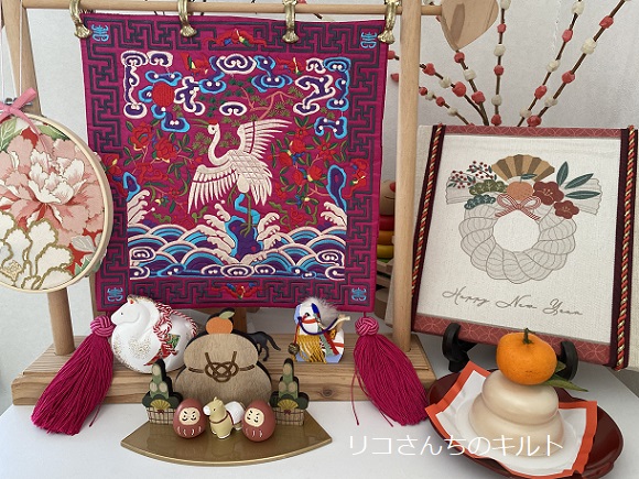 自作のファブリックボードと午としにちなんだ小物