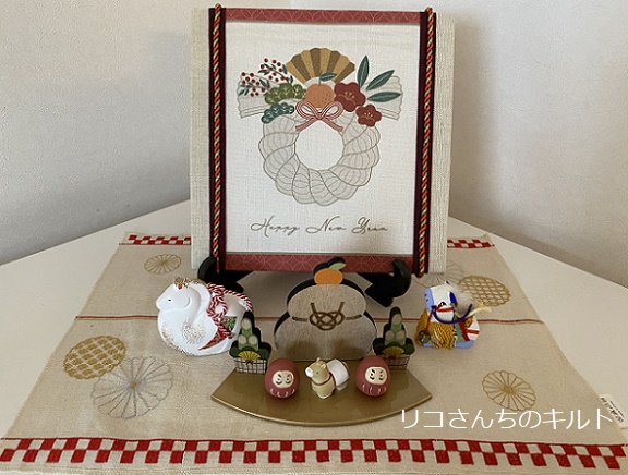自作のファブリックボードと正月小物