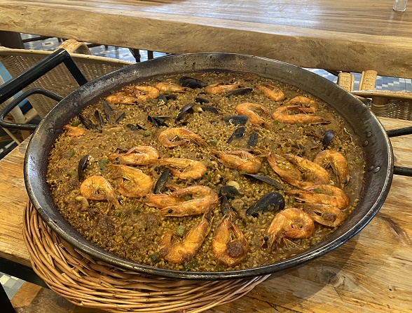 バルセロネータにあるマリーナベイのパエリア