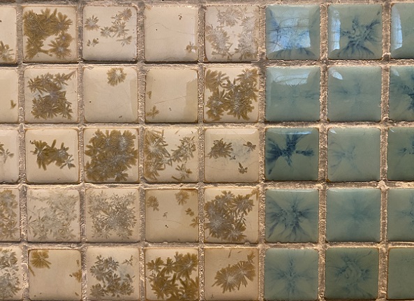 揚輝荘の地下トンネルのタイルの現れた結晶釉