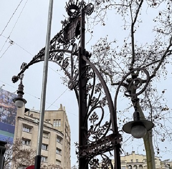 ガウディデザインの街灯（バルセロナのグラシア通り）