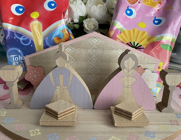 KxKキッチンの雛飾りとトーハトのキャラメルコーン