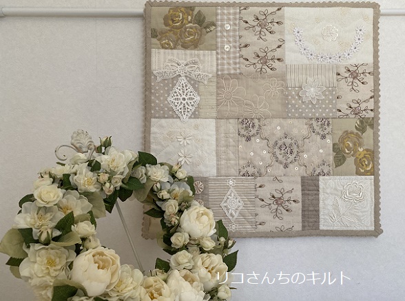 自作のパッチワークキルト（いやしのひととき）とリース