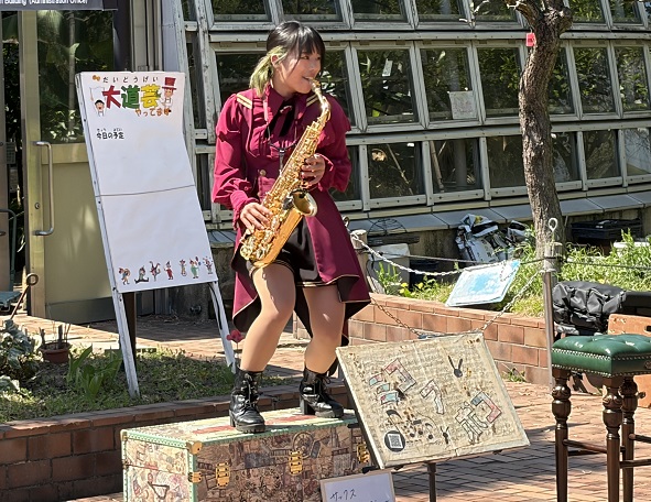 東谷山フルーツパークのシダレサクラ祭の大道芸(2026年4月8日)