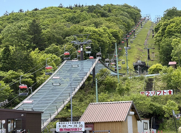 茶臼山高原の芝桜花見に利用するリフト(愛知県)