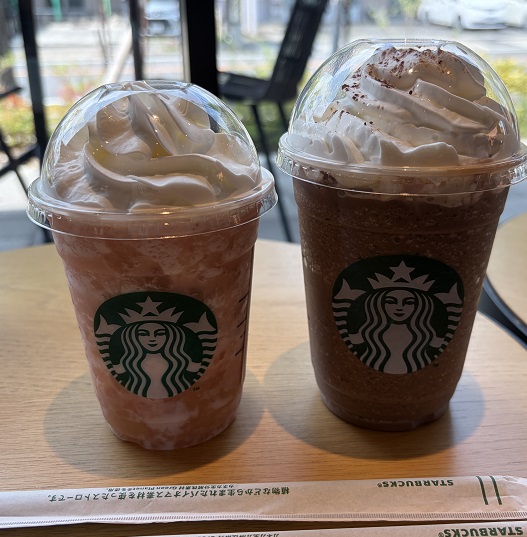 スタバのピーチフラペチーノとダークモカチップ