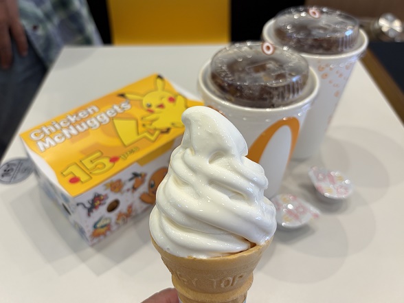 マックのソフトクリームとチキンナゲット