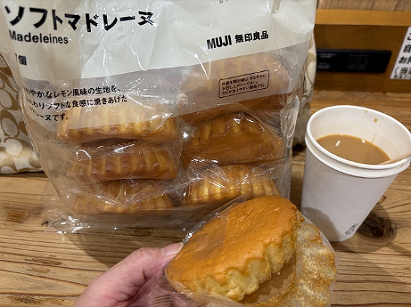 無印良品のセルフコーヒーとソフトマドレーヌ