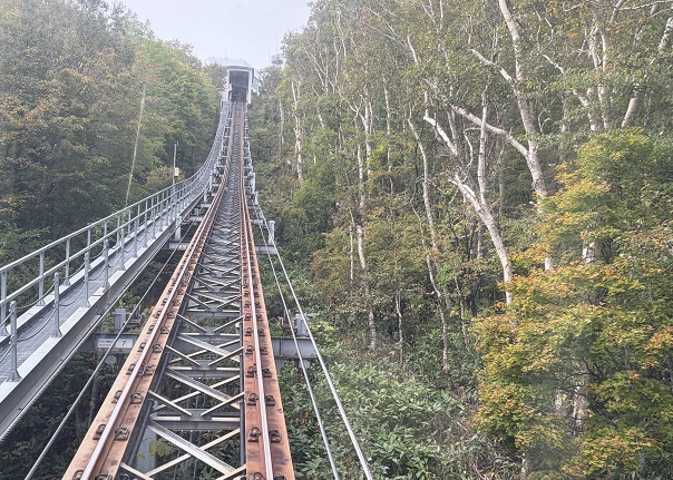 もいわ山中腹駅から山頂駅に向かう景色