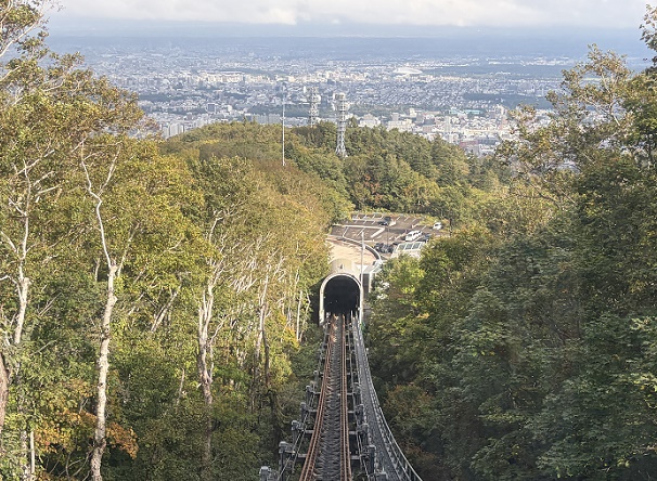 もいわ山山頂駅から中腹駅に向かう景色