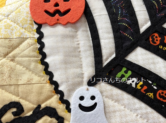 自作のパッチワークキルトタペストリー